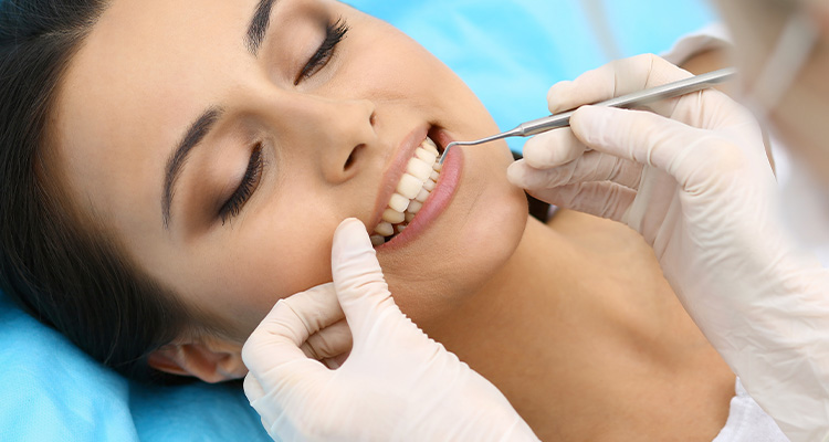 Zahnarzt in Düsseldorf: Zahn-OP beim Fachzahnarzt